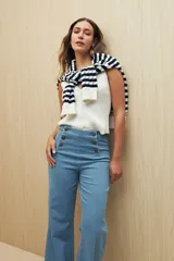 Pantalón Oxford negro de tiro alto con bolsillos delanteros y traseros.