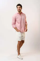 Bermuda de jean blanca, corte a la rodilla.