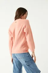 Sweater negro de punto suave con cuello redondo y hombros caídos.