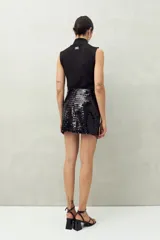 Minifalda plateada de lentejuelas con cierre invisible en la espalda.