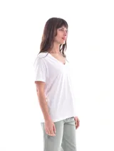 Remera blanca de corte holgado con escote en V.