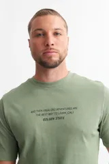Remera verde militar de algodón, con cuello redondo y estampado con texto en el pecho.