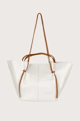 Bolso tipo tote blanco con textura granulada y doble asa de cuero color marrón.
