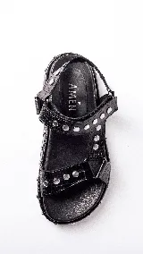 Sandalias marrones con textura de piel de cocodrilo, plataforma plana con tachas plateadas y tiras anchas con hebilla ajustable.