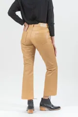 Pantalón de cuero color camel, corte recto y largo a la pantorrilla. Confeccionado en cuero ovino italiano.