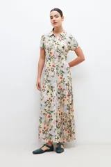 Maxi vestido camisero con estampado floral multicolor, de corte recto y manga corta.