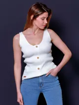 Musculosa blanca de hilo con cuello en V y botones frontales.