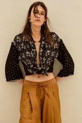 Kimono negro con bordados dorados de flores y lentejuelas. Corte holgado y mangas 3/4.