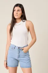 Musculosa blanca de hilo con cuello redondo y detalle de cadena dorada.