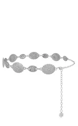 Cinto plateado con eslabones ovalados decorados con motivos florales y geométricos.