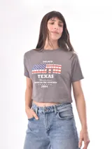 Remera color beige con estampado frontal que dice "Monday is cancelled, go home".
