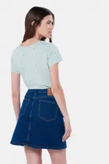 Minifalda de jean azul oscuro con spandex.