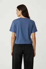 Remera de algodón blanca, corte holgado, con cuello redondo y manga corta. Estampado frontal con texto en color bordó: "I HATE YOU (FLIRTING)".