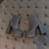 Botas cortas con plataforma y taco ancho, cubiertas de strass y cierre lateral.
