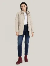 Campera acolchada color beige, con capucha y cierre de cremallera.