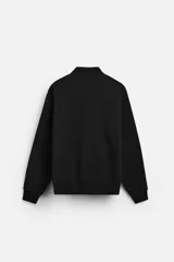 Sudadera negra de cuello alto con cierre frontal de cremallera, corte relaxed fit, manga larga y terminaciones en rib.