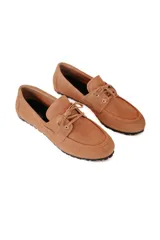 Mocasín color caramelo de cuero gamuzado con lazo frontal y detalle de pasacintas laterales. Suela flexible antideslizante.