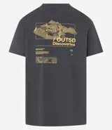 Remera negra de algodón con corte clásico, cuello redondo y mangas cortas. Presenta un estampado pequeño en el pecho con un diseño de mapa y la inscripción "Outsd Discoveries".