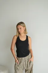 Pantalón ancho de tiro alto con elástico en la cintura y estampado animal print de leopardo en tonos beige y negro.