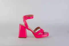 Sandalias de plataforma color lila con tiras cruzadas y pulsera al tobillo.