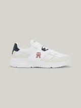 Zapatillas de running Tommy Hilfiger Modern, color blanco con detalles en azul marino y rojo. Confeccionadas en gamuza con interior de poliéster reciclado, plantilla extraíble de poliuretano y suela de EVA.