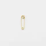 Dije prendedor en forma de imperdible, fabricado en oro amarillo 18k.