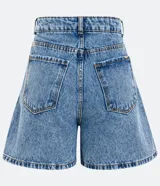 Short mom en jeans azul con barra doblada, tiro alto, bolsillos delanteros y traseros, y cierre con cremallera y botón.