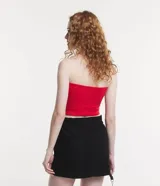Blusa corta sin breteles de rib con textura acanalada.