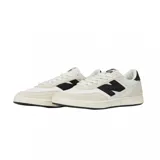 Championes urbanos New Balance modelo 440, color blanco con detalles en negro y beige, confeccionados en gamuza y malla, con logo "N" característico en los laterales.
