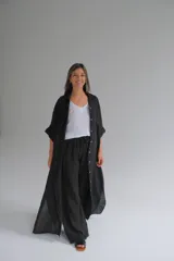 Camisola larga negra de lino italiano, con corte fluido, cuello camisero, mangas 3/4 con botón y abertura lateral en el ruedo.