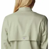 Camisa blanca de manga larga con protección solar UPF 40 y tecnología Omni-Wick. Cuenta con aberturas de ventilación y tratamiento antimicrobiano.