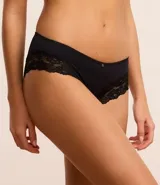 Kit de dos bombachas boyshort, una blanca con encaje y otra negra.