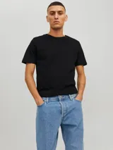 Camiseta negra de manga corta y cuello redondo, corte slim.