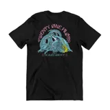 Remera negra de algodón con estampado pequeño en el pecho del logo de Twenty One Pilots en color celeste.