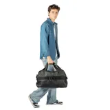 Bolso de mano tipo duffle de cuero negro, con doble asa corta y correa larga regulable con el logo de la marca. Tiene cierre superior y dos bolsillos frontales con cierre.