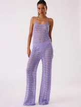 Pantalón de tejido de punto calado color lila, de corte palazzo y cintura alta.