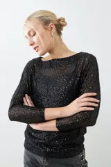 Blusa negra de mangas 3/4 con lentejuelas.