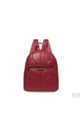 Mochila color bordó con diseño acolchado, bolsillo frontal con cierre y compartimento interno.