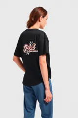 Remera color beige de corte holgado y mangas cortas.
