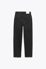 Pantalón de jean negro de corte recto, tiro alto y largo tobillero.