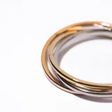 Anillo triple alianza de acero color plateado, dorado y rosa.