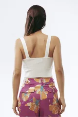 Crop top blanco de tejido de punto acanalado, con breteles anchos y escote cuadrado.