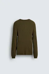 Cárdigan de hombre color verde oliva, tejido de punto canalé en hilatura de algodón, de corte regular fit, con cuello redondo, manga larga y cierre frontal con botones.