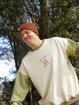 Gorro de lana celeste tejido en punto con dobladillo y parche de cuero con logo en el frente.