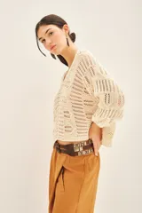 Sweater tejido de algodón color marrón claro, con escote en V y mangas 3/4 amplias.