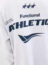 Buzo de manga larga color blanco melange, con cuello redondo y calce oversize cropped. Presenta un estampado grande en la espalda con texto que incluye "ATHLETICS", "Functional", "CORE SPORTS MAKE LIFE WELL" y "CREATIVE DEPARTMENT", junto con tres estrellas y un logo estilizado.