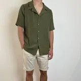 Camisa azul marino de muselina con manga corta y corte oversize.