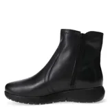 Botas cortas de cuero sintético negro con cierre lateral y detalle de tachas plateadas en el lateral externo.