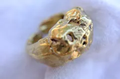 Anillo plateado con diseño irregular inspirado en los corales marinos.