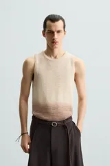 Musculosa de punto color beige con degradado marrón en la parte inferior, cuello redondo y sisas con terminación en rib.